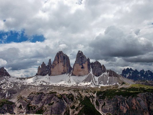 20. Tre Cime jsou pravidelnou zastávkou turistů po Jižním Tyrolsku. Výška nejvyššího je 2999 m. n. m.